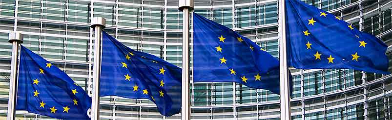 EU-flaggor utanför kommissionens byggnad i Bryssel