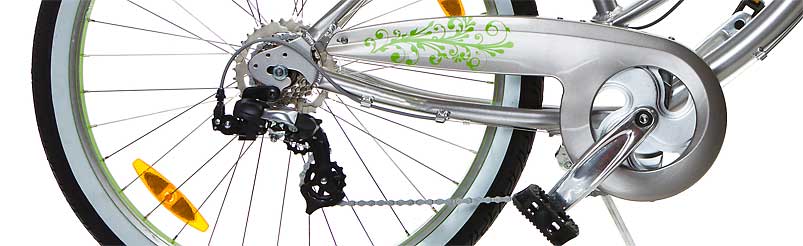 Foto av en cykel med fokus på pedalerna och bakhjulet och cykelväxeln.