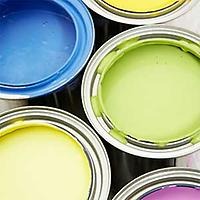Färgburkar med öppna lock som innehåller målarfärg i olika kulörer.