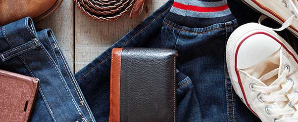 Exempel på varor, såsom plånbok och skärp i läder, jeans, skor med mera.