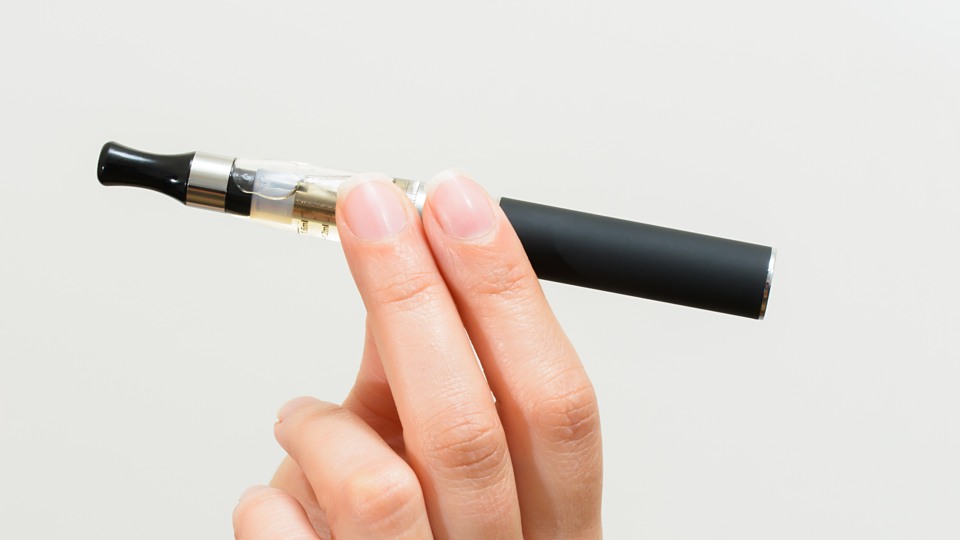 Bild av e-cigarett med vätska i