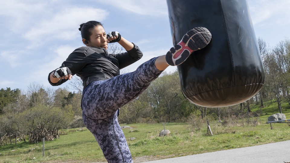 Kvinna tränar på utomhusgym, sportkläder kan ibland vara behandlade med biocidprodukter