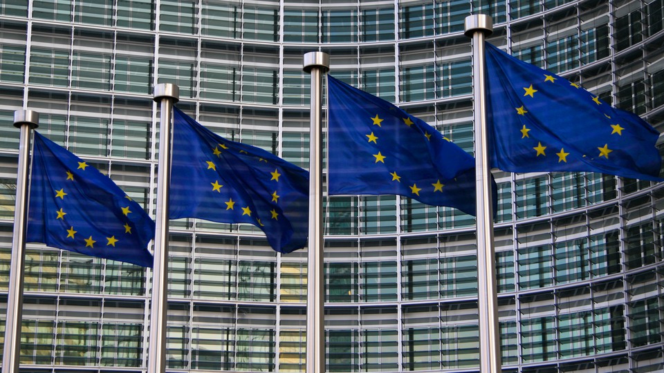 EU-flaggor utanför den Europeiska kommissionen