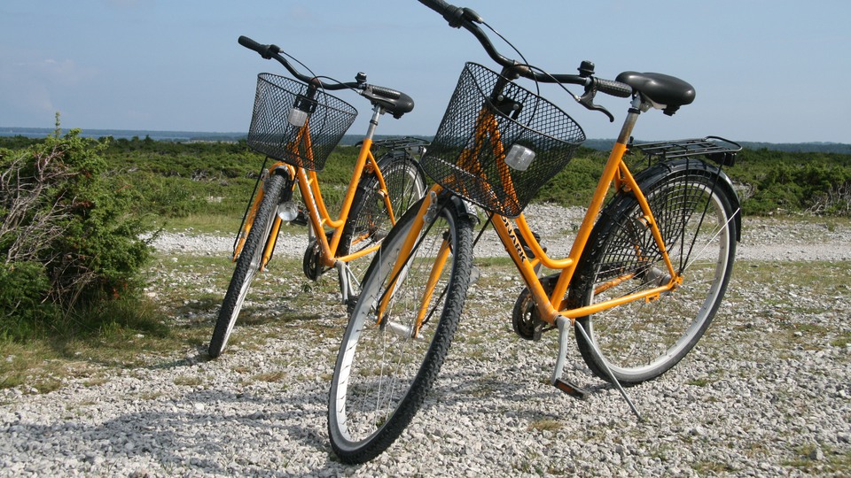 Två cyklar på en strand.