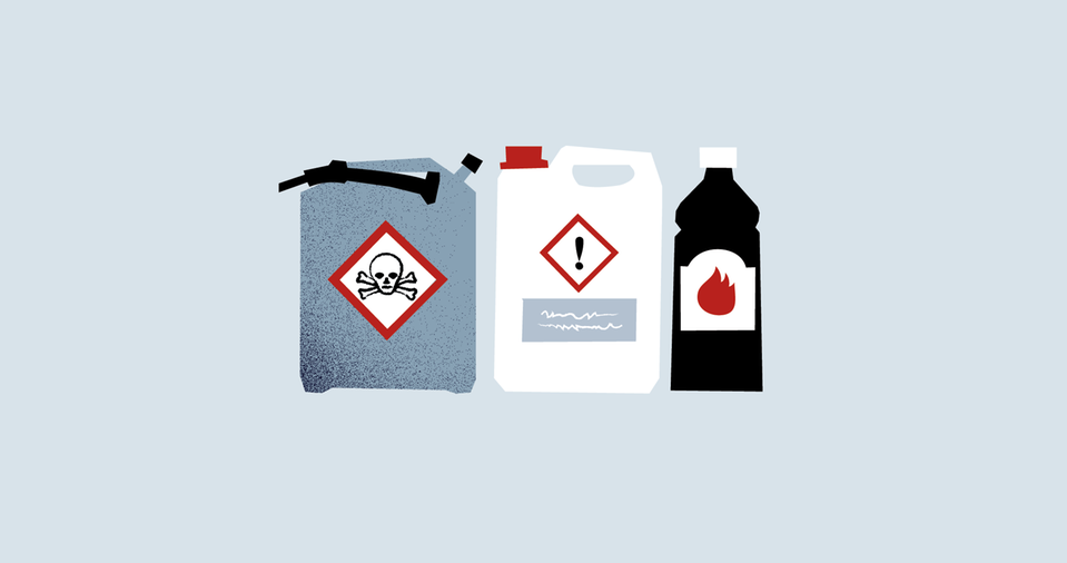 Illustration med förpackningar för kemiska produkter som har etiketter med farosymboler.
