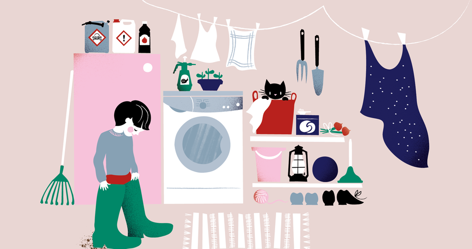 Illustration med ett barn som provar ett par jättestora stövlar i en tvättstuga. Tvätt hänger på tork över en hylla med diverse föremål. Tvättmedelsförpackningar med varningssymboler står högt uppe på ett skåp.